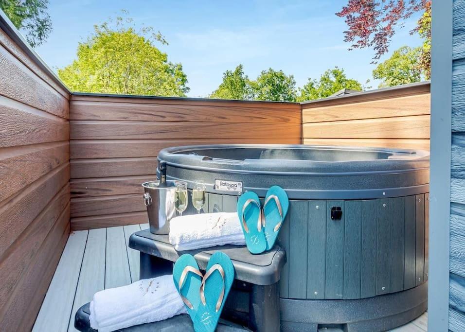 V28 - The Lookout With Hot Tub Villa Bangor  Buitenkant foto