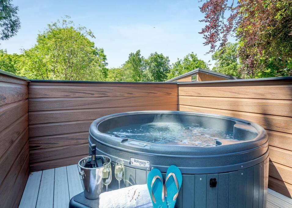 V28 - The Lookout With Hot Tub Villa Bangor  Buitenkant foto